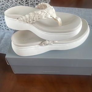 Vionic Womens Beige T-Strap Sandals Size 8.5 Medium (B, M)